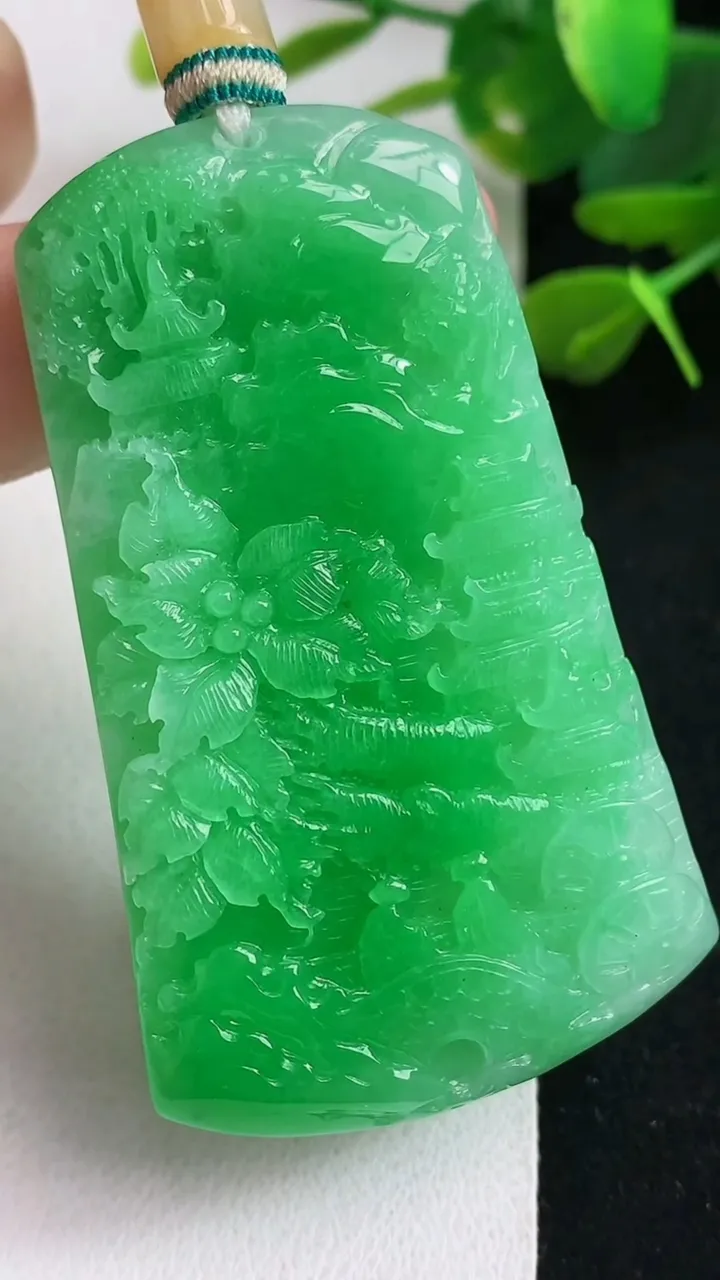 天然A货翡翠山水牌吊坠，尺寸57.4-34.2-6.3，重量:33.17g
5月5日