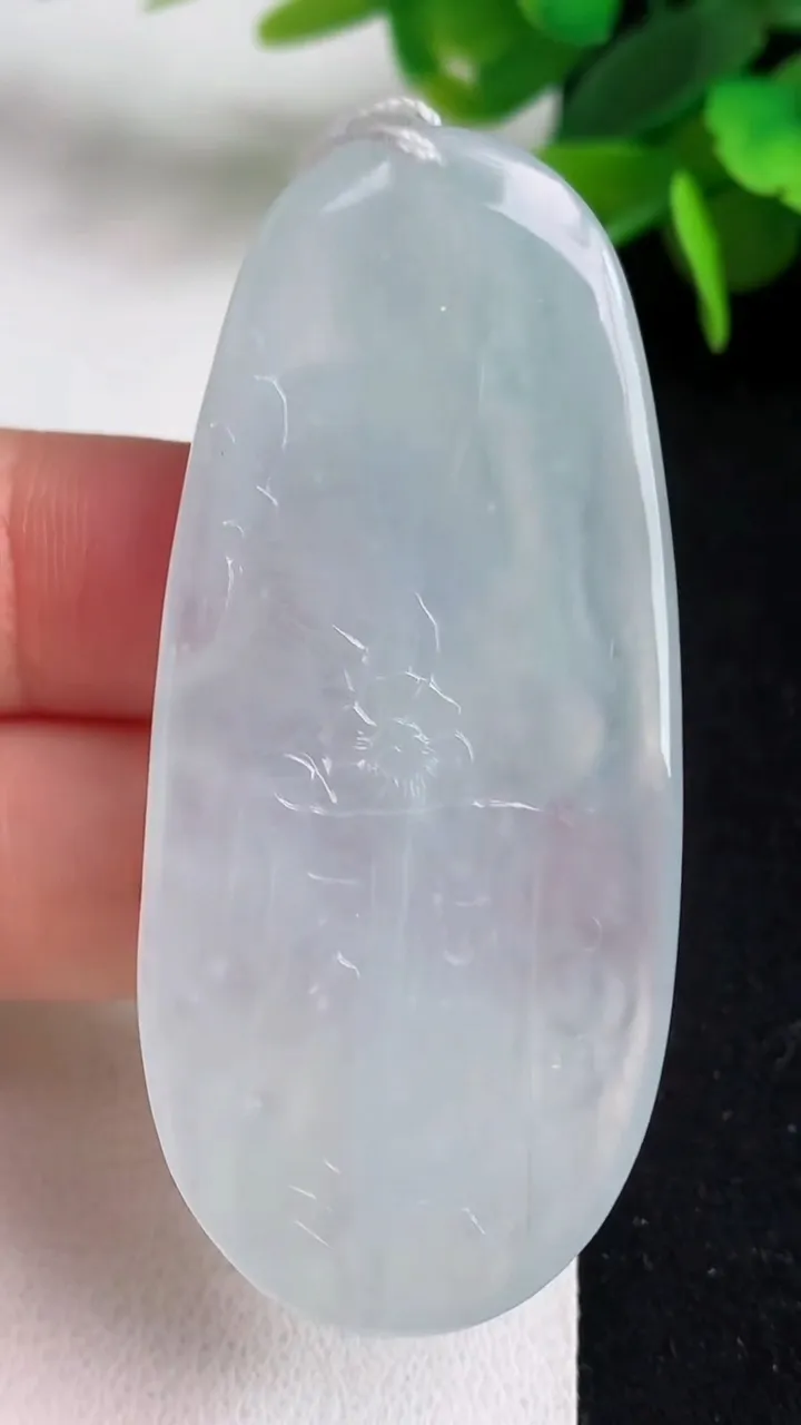 天然A货翡翠白冰大日如来吊坠，尺寸59-26.4-6，重量:19.85g
5月5日