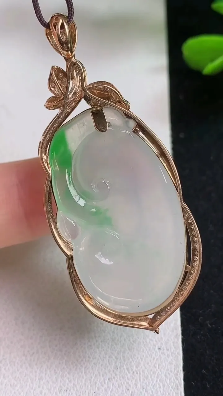 天然A货翡翠如意吊坠，尺寸48.8-21-9，裸石33.2-19.5，重量:9.00g
5月5日
