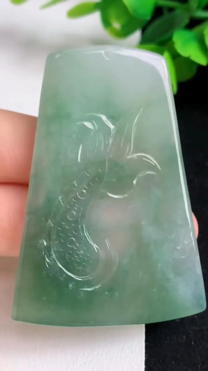 天然A货翡翠祥龙大日如来吊坠，尺寸59.5-41-6，重量:31.45g
5月5日