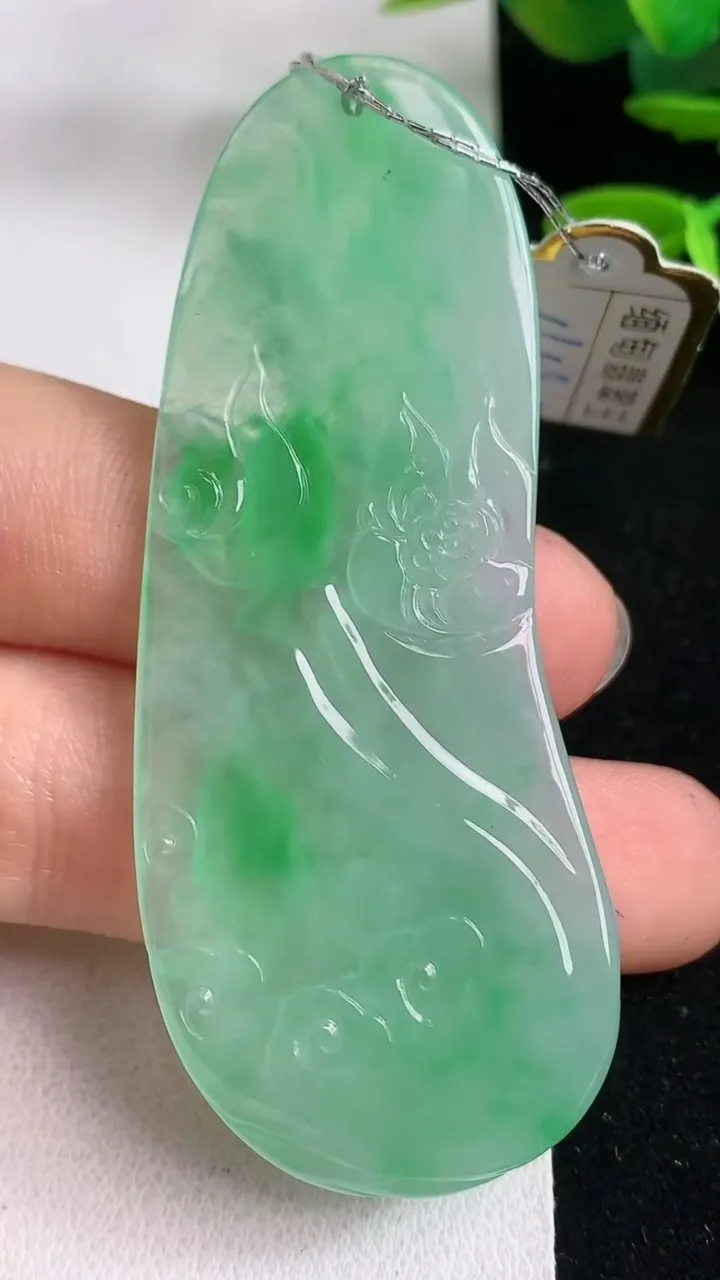 天然A货翡翠大势至观音菩萨吊坠，尺寸63.8-25.4-5.3，重量:16.33g
5月5日