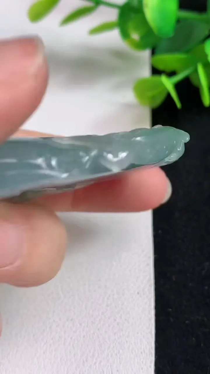 天然A货翡翠节节高升 竹节吊坠，尺寸57.4-37.3-12，重量:38.52g
5月5日