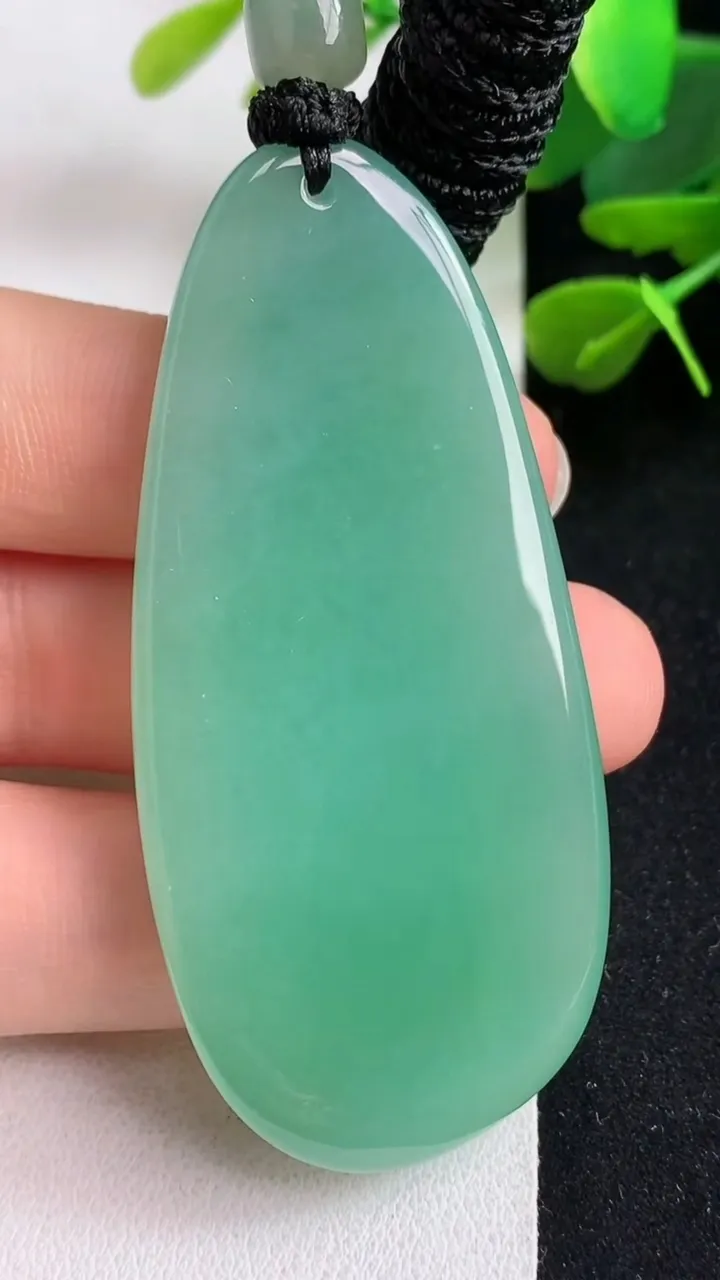 天然A货翡翠观音菩萨吊坠，尺寸61.5-28.8-9，重量:33.45g
5月5日