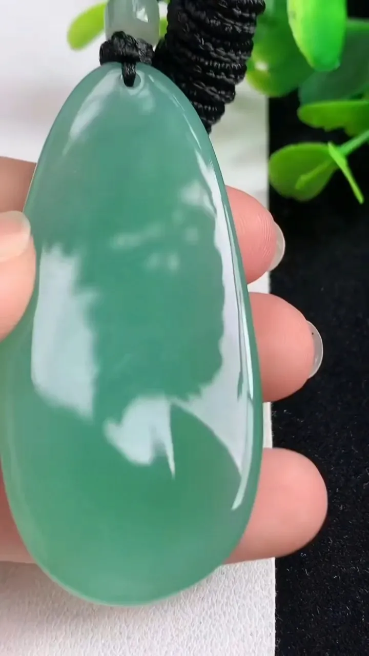 天然A货翡翠观音菩萨吊坠，尺寸61.5-28.8-9，重量:33.45g
5月5日