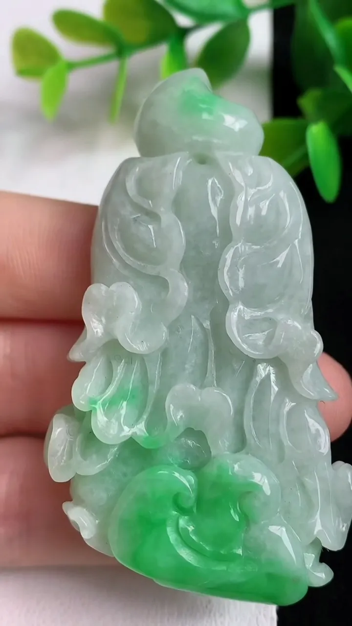 天然A货翡翠白菜吊坠，尺寸67.5-37.6-14，重:43.13g
5月5日