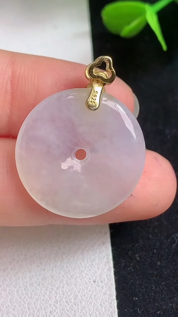 天然A货翡翠白冰平安扣吊坠，尺寸22-3.4，重量:3.97g
5月5日