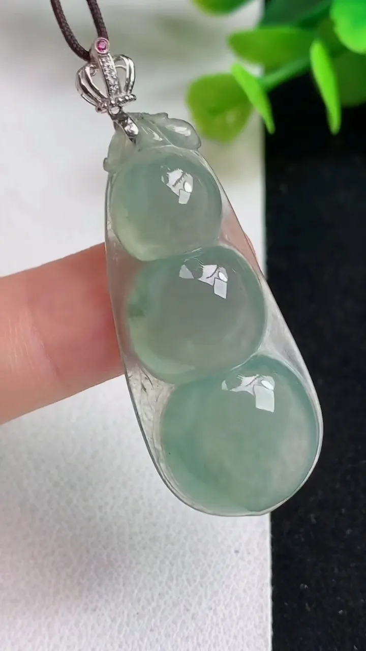 天然A货翡翠福豆吊坠，尺寸41.3-17.7-6，重量:7.12g
5月5日