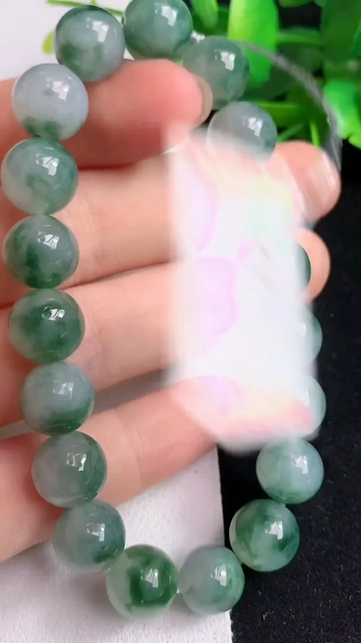 天然A货翡翠飘花圆珠手串19颗，尺寸9.7，重量:32.52g5月5日
工厂直销收藏佳品,种好水足，色泽均匀，有种有色，上手高大气！