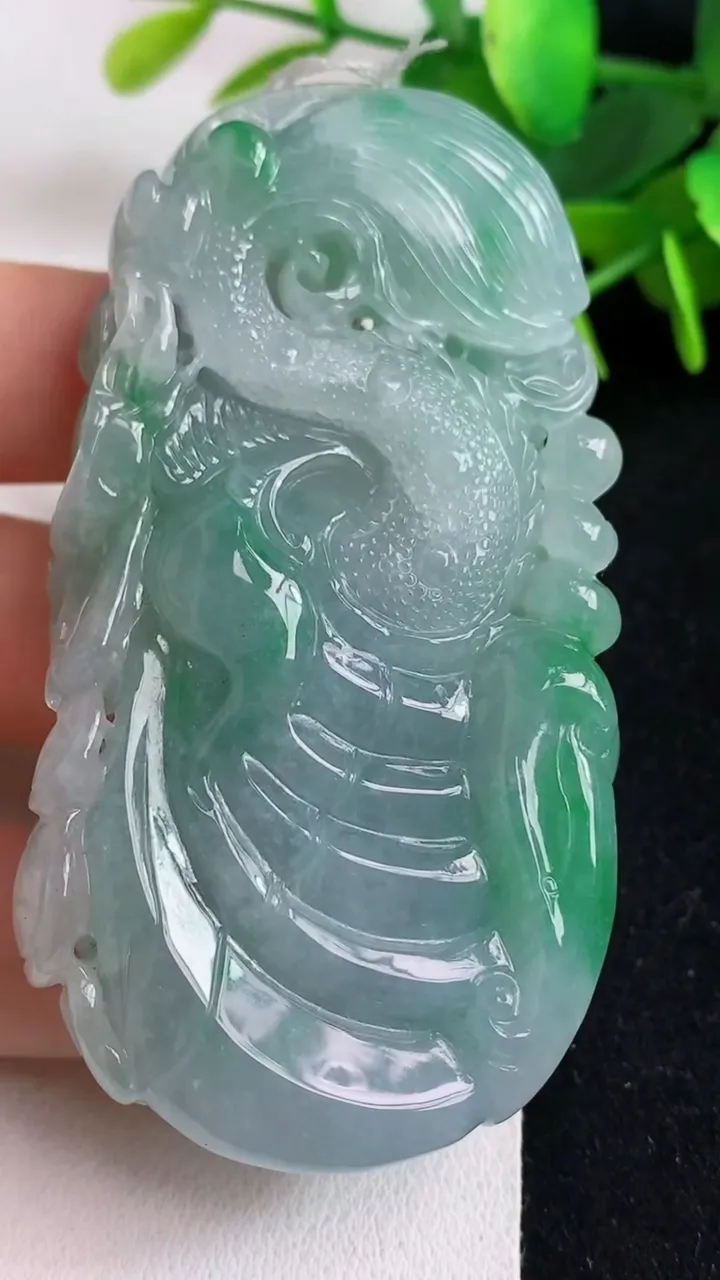 天然A货翡翠龙牌吊坠，尺寸71-37-13，重量:70.98g
5月5日