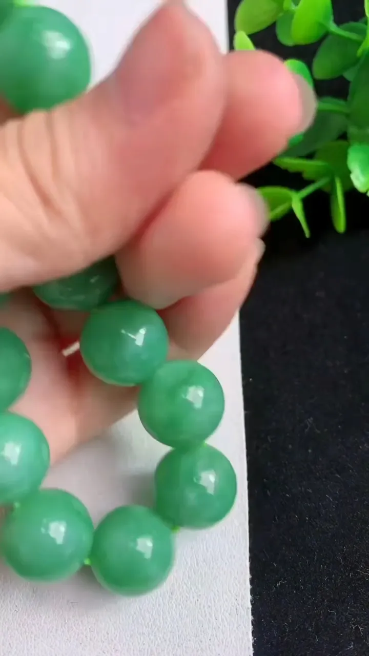 天然A货翡翠圆珠手串15颗，尺寸14.7，重量:77.68g5月5日
工厂直销收藏佳品,种好水足，色泽均匀，有种有色，上手高大气！