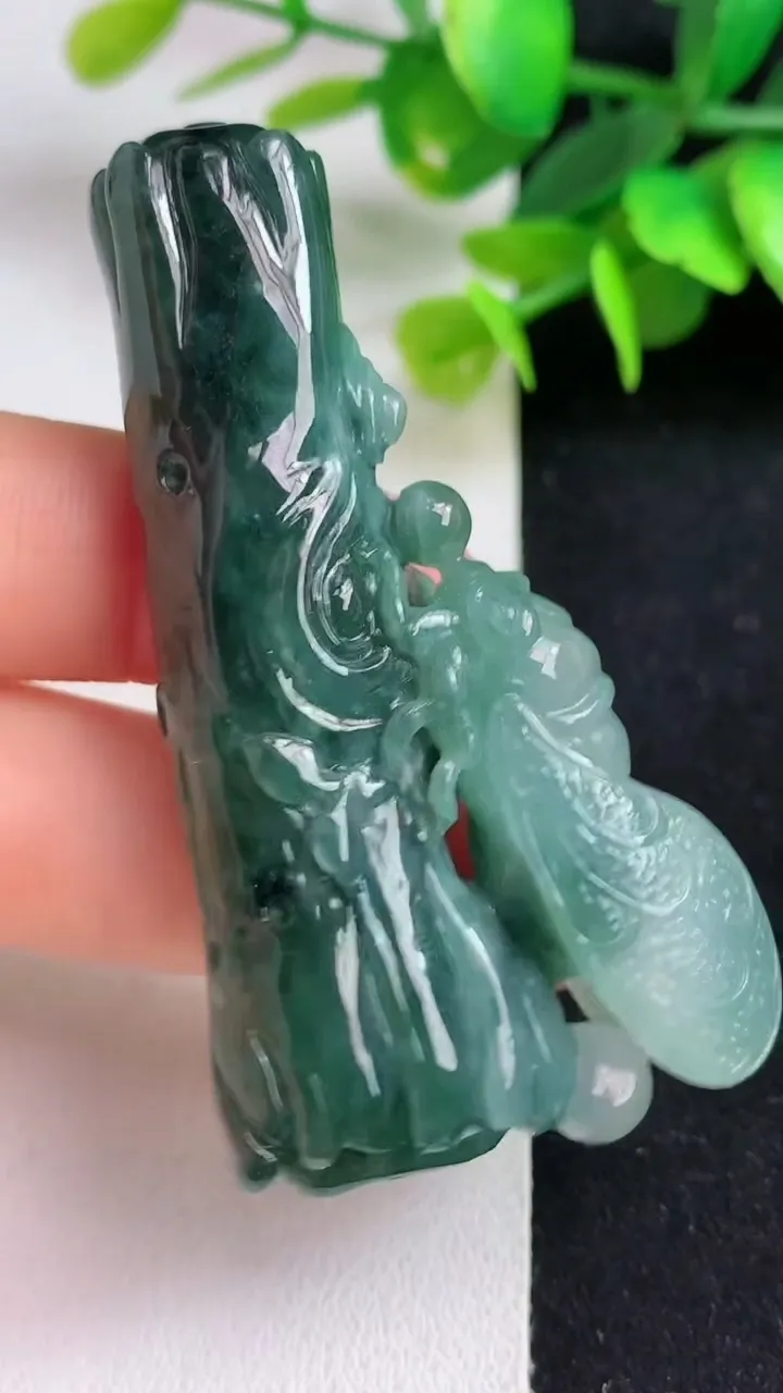 天然A货翡翠枯木逢春吊坠，尺寸61-30.7-11，重量:35.86g
5月5日
