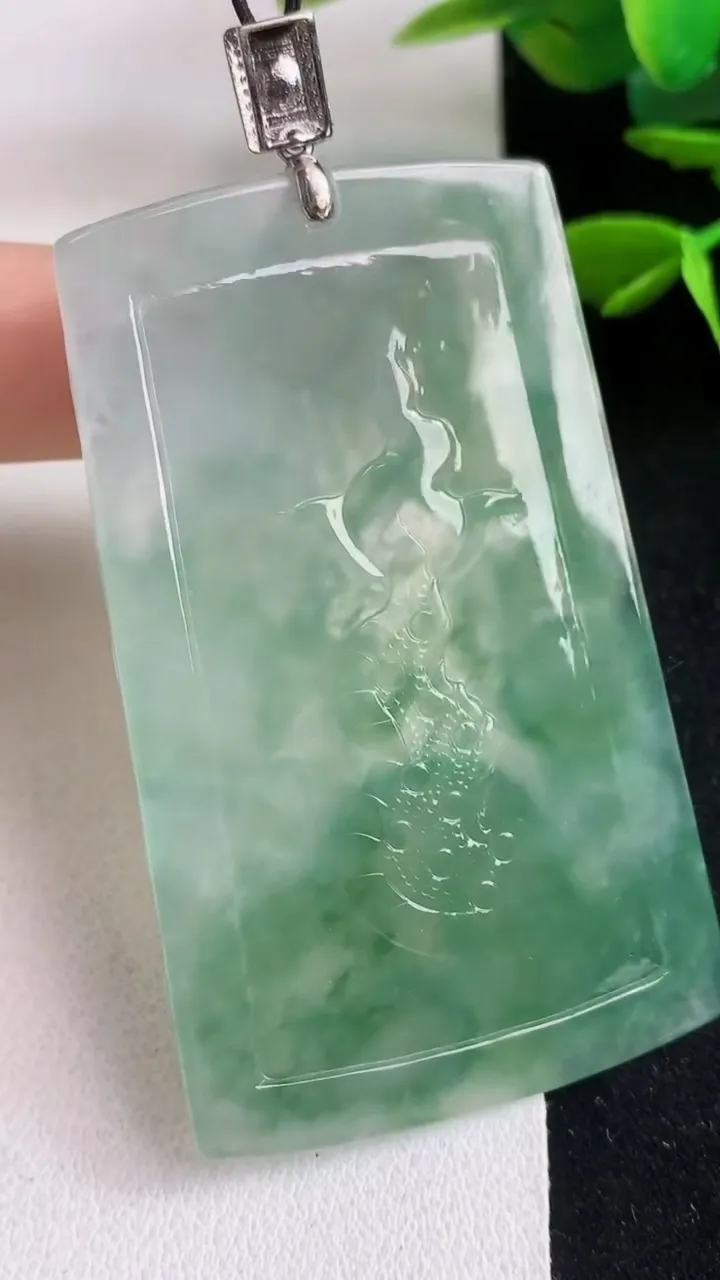 天然A货翡翠龙牌吊坠，尺寸58.6-35.7-6，重量:26.72g
5月5日