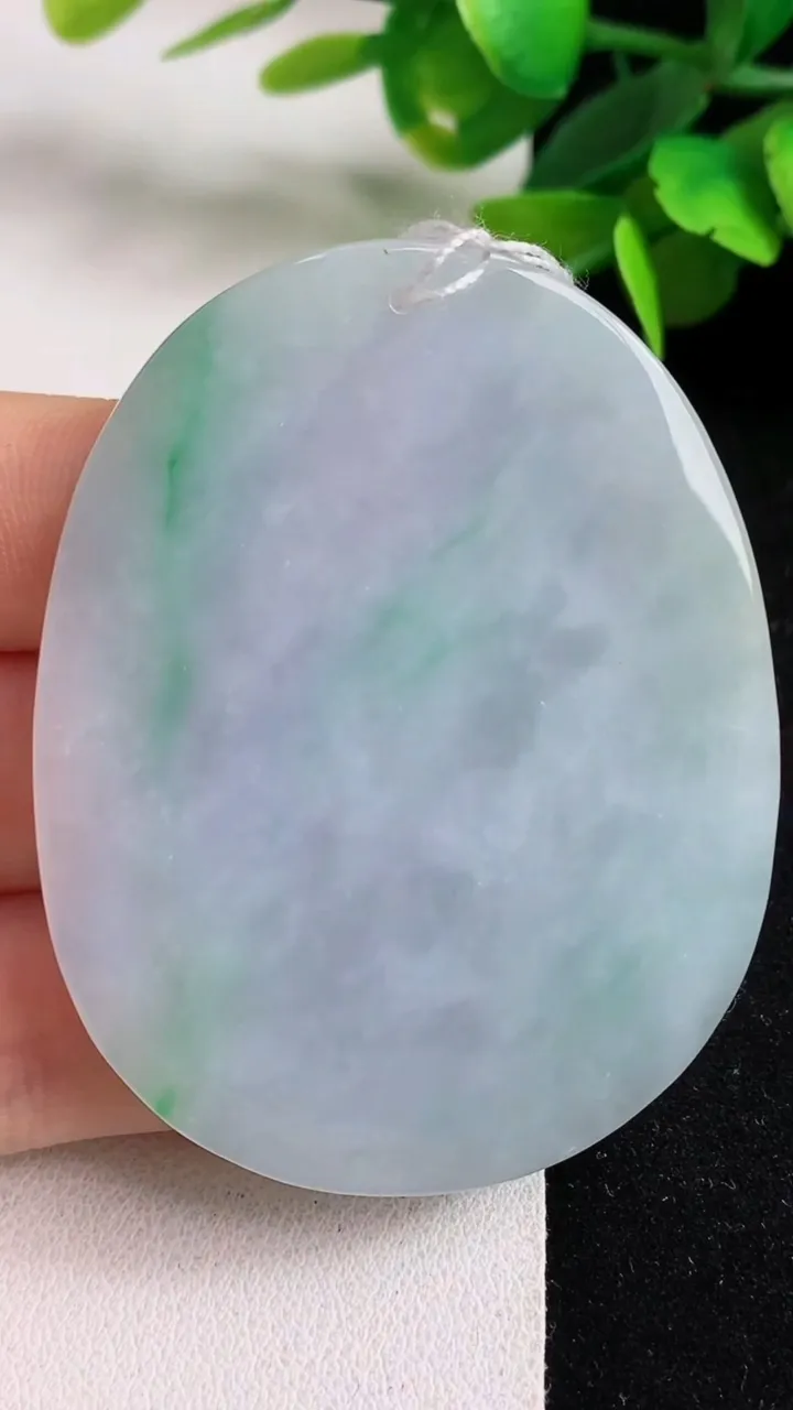 天然A货翡翠观音菩萨吊坠，尺寸56-44-8.3，重量:37.92g
5月5日