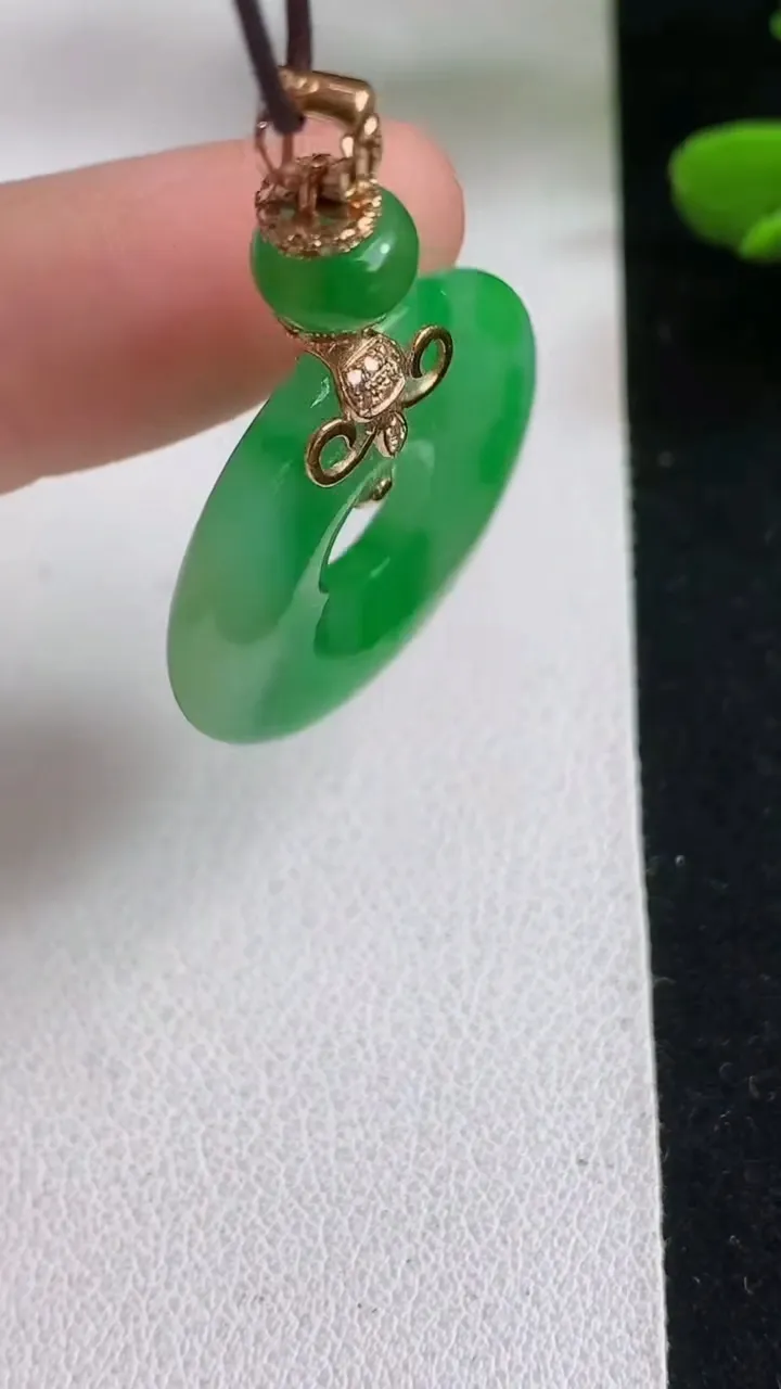 天然A货翡翠平安环吊坠，尺寸25-3.8，重量:6.18g
5月5日