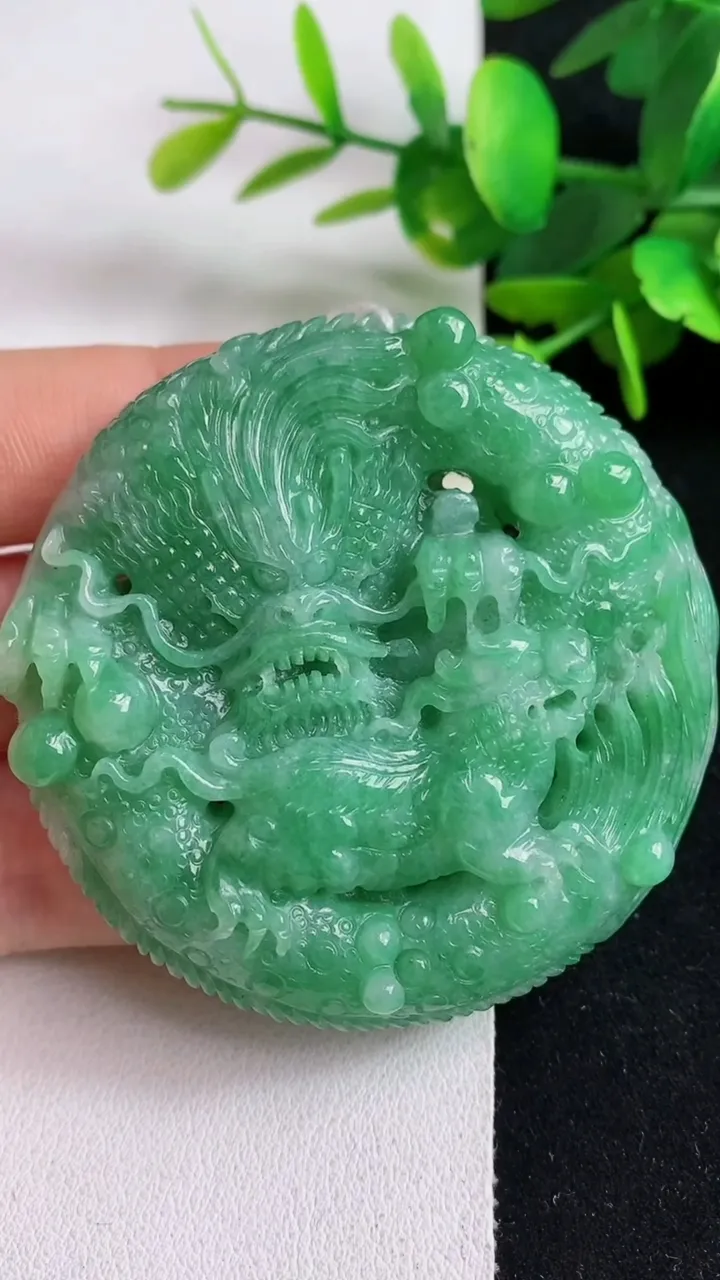 天然A货翡翠望子成龙吊坠，尺寸57.4-13，重量:82.20g
5月5日