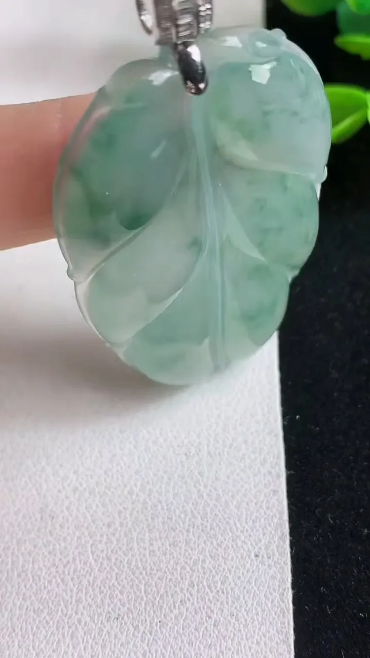 天然A货翡翠飘花金枝玉叶 叶子吊坠，尺寸48.7-30.2-5.8，重量:16.52g
5月5日
