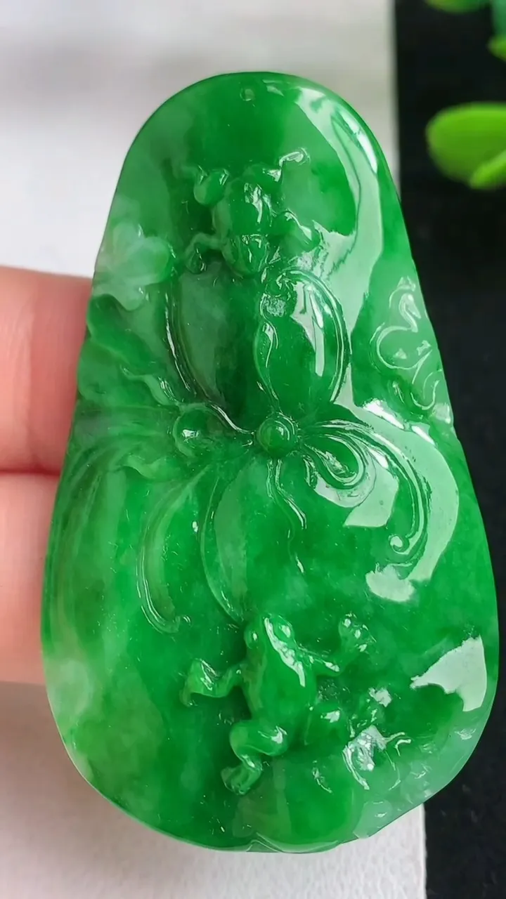 天然A货翡翠瓜瓜来财 和和美美吊坠，尺寸53-31.6-6.2，重量:15.00g
5月5日
