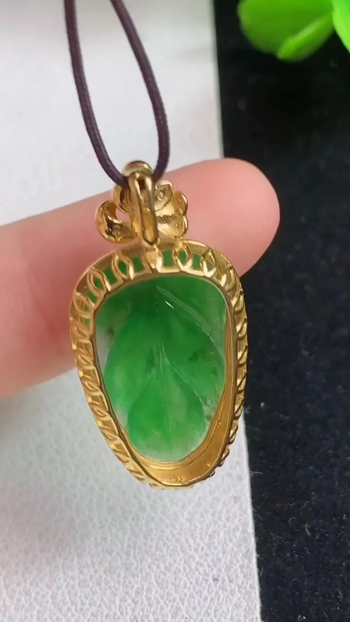 天然A货翡翠金枝玉叶 叶子吊坠，尺寸29-14.2-6，裸石20.4-12，重量:2.03g
5月5日