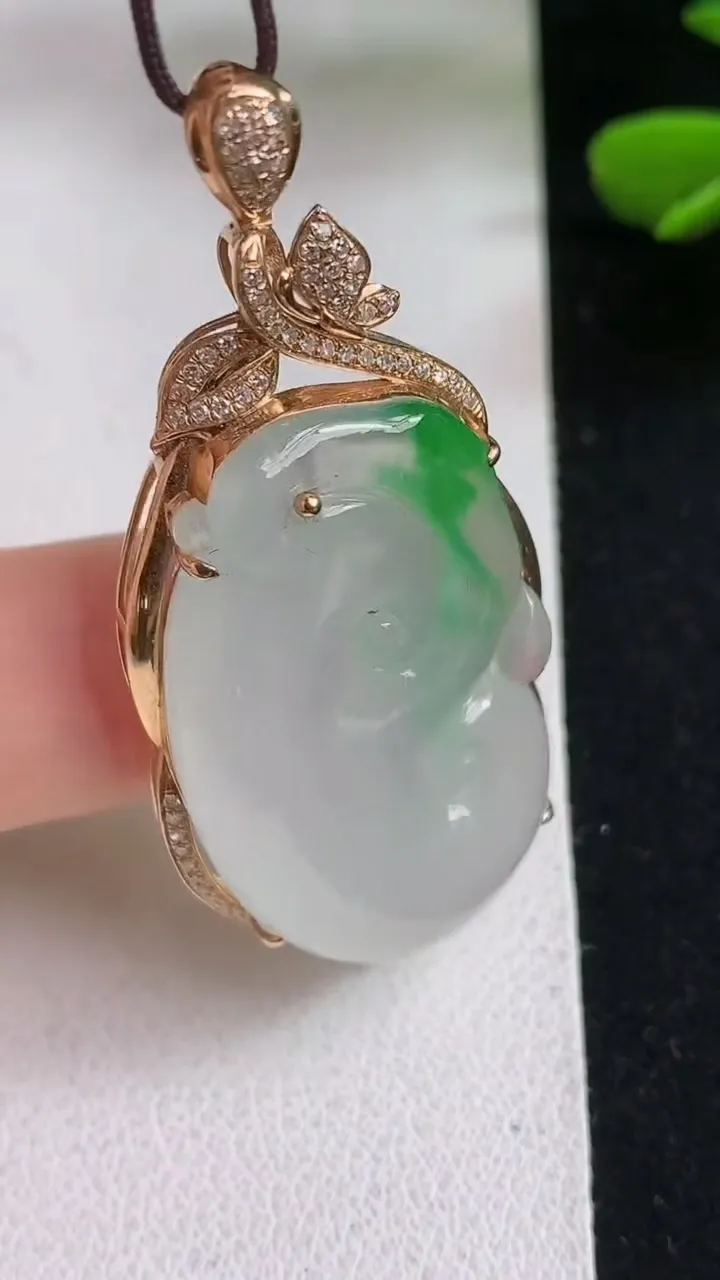 天然A货翡翠如意吊坠，尺寸48.8-21-9，裸石33.2-19.5，重量:9.00g
5月5日