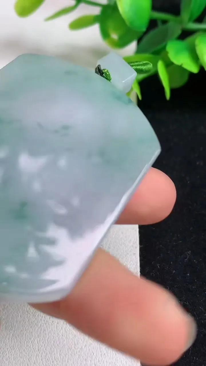 天然A货翡翠飘花无事牌吊坠，尺寸52.5-40.6-5.7，重量:36.48g
5月5日