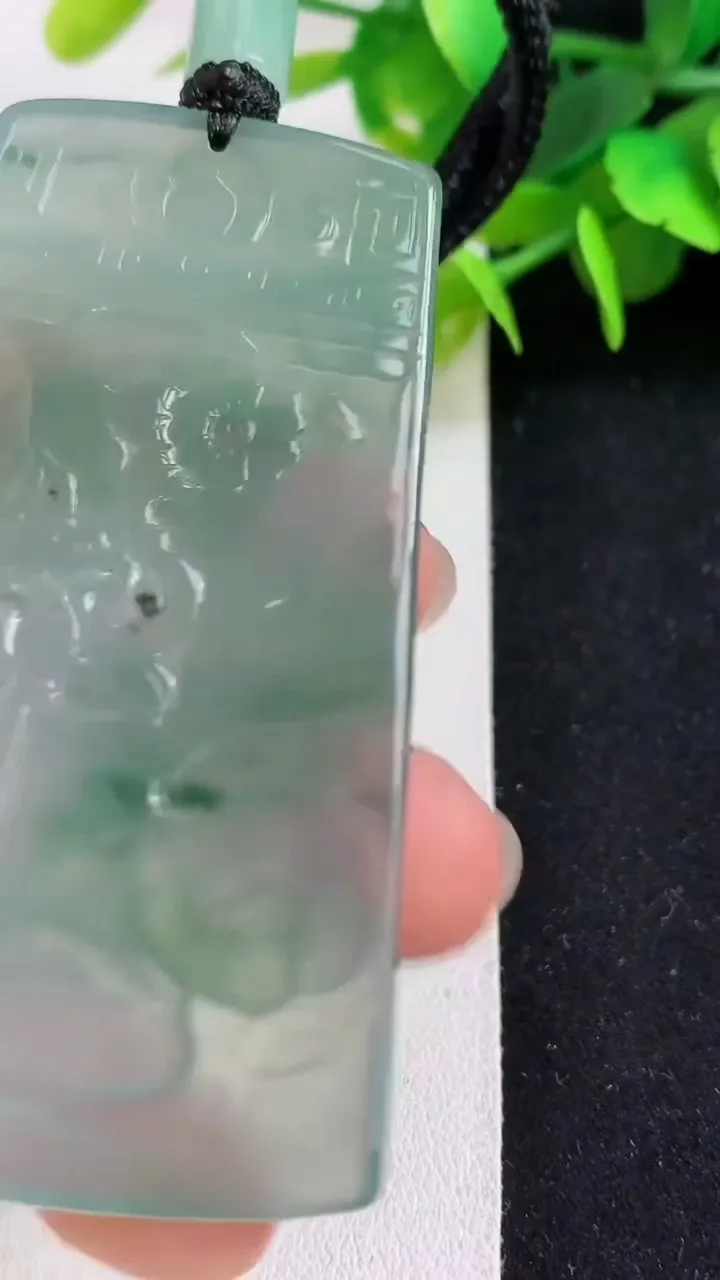 天然A货翡翠观音菩萨吊坠，尺寸64.2-40-5.4，重量:32.00g
5月5日