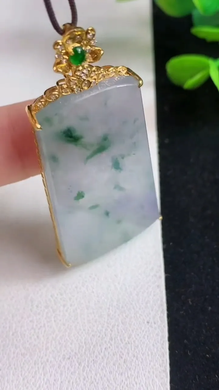 天然A货翡翠紫罗兰 飘花无事牌吊坠，尺寸40.6-21.8-5.7，重量:10.25g
5月5日