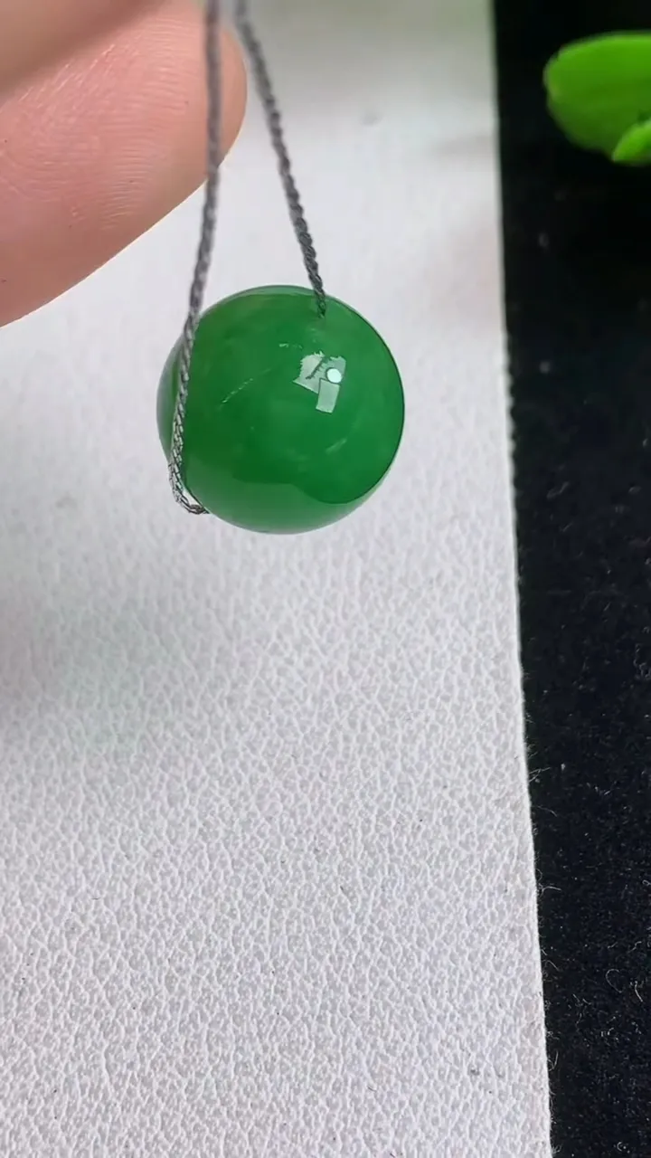 天然A货翡翠圆珠吊坠，尺寸12.4，重量:3.30g5月5日
工厂直销收藏佳品,种好水足，色泽均匀，有种有色，上手高大气！