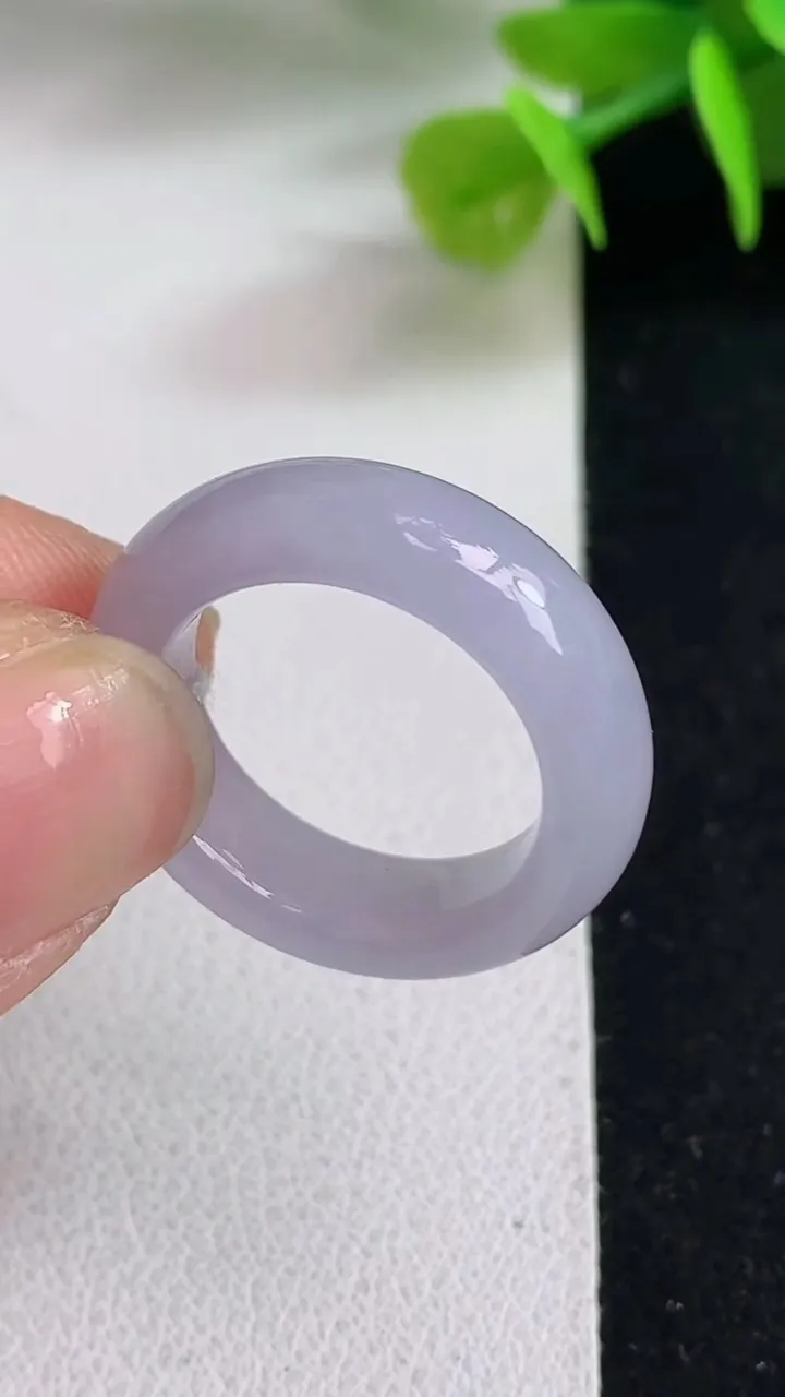 天然A货翡翠紫罗兰指环戒指，尺寸16.7-6-4，重量:4.57g2025年5月5日
工厂直销收藏佳品,种好水足，色泽均匀，有种有色，上手高大气！
