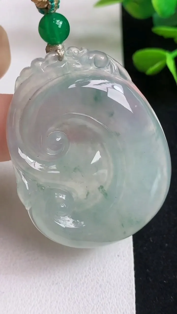 天然A货翡翠飘花如意吊坠，尺寸47-35.5-5.8，重量:20.17g
5月5日