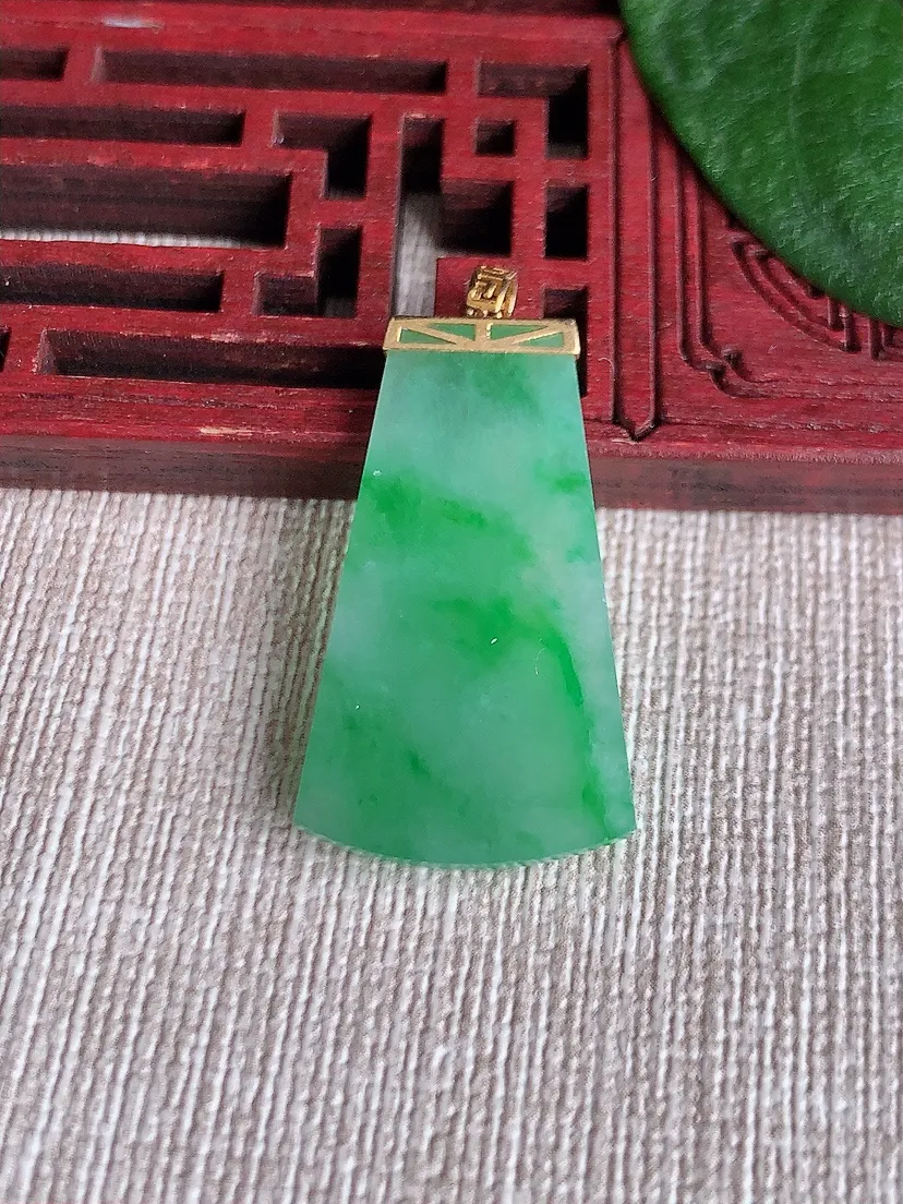 天然A货翡翠18K飘绿无事牌吊坠尺寸29×17.2×2.8m量3.90g 0504