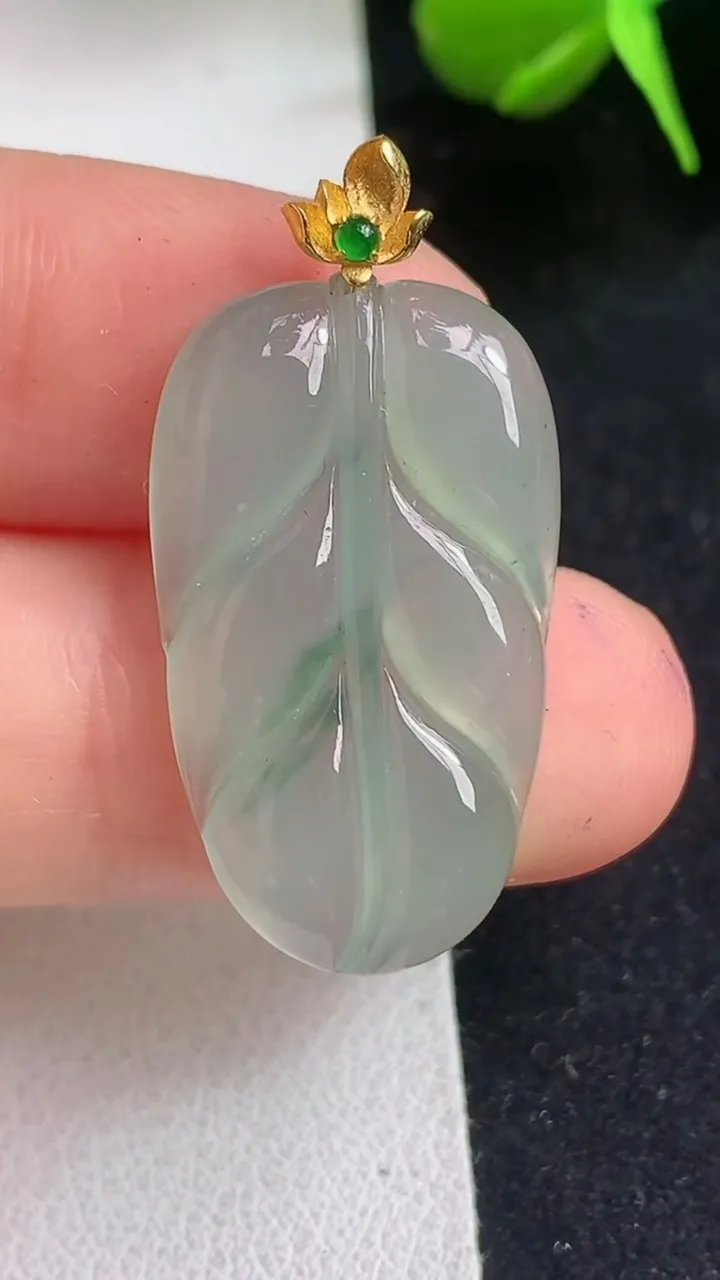 天然A货翡翠飘花金枝玉叶 叶子吊坠，尺寸26.8-15-3.3，重量:2.96g
5月5日