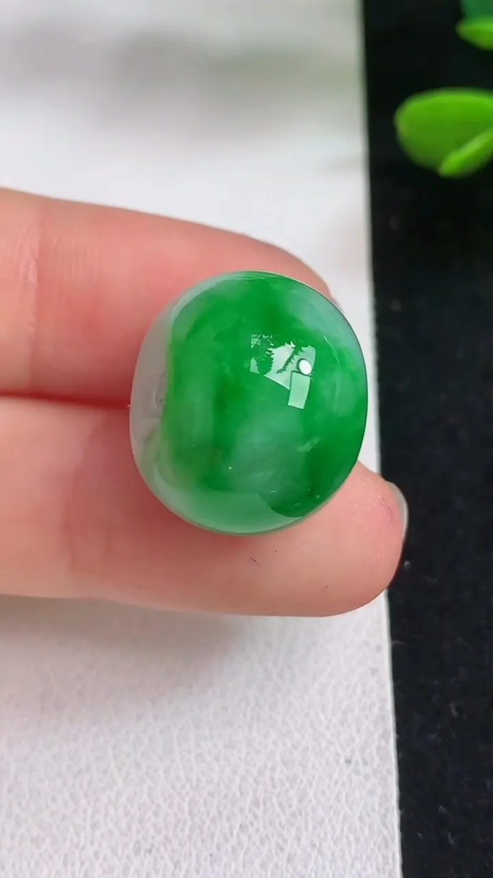 天然A货翡翠路路通吊坠，尺寸18-14，重量:8.70g
5月5日