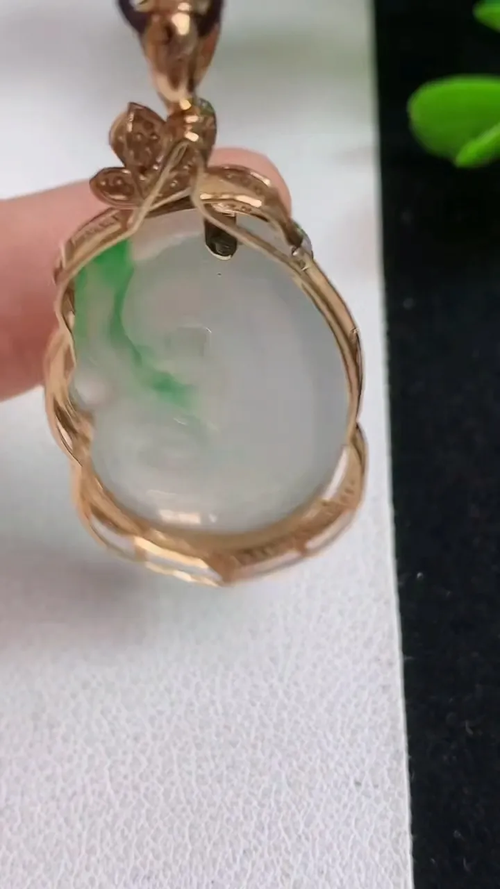 天然A货翡翠如意吊坠，尺寸48.8-21-9，裸石33.2-19.5，重量:9.00g
5月5日