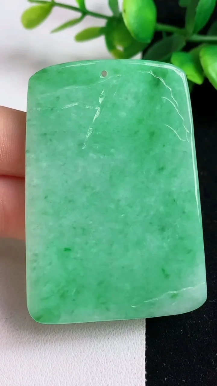 天然A货翡翠山水牌吊坠，尺寸60-41.8-5.2，重量:33.13g
5月5日