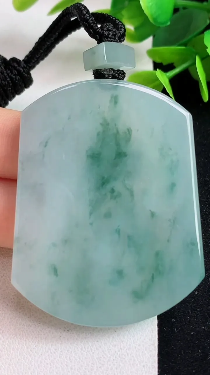 天然A货翡翠飘花无事牌吊坠，尺寸51.8-41-7.4，重量:49.56g
5月5日