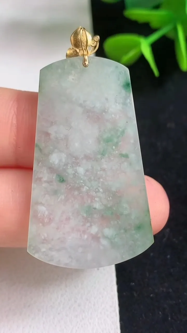 天然A货翡翠飘花无事牌吊坠，尺寸38.2-23.6-2，重量:5.28g
5月5日