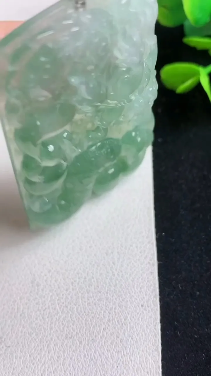 天然A货翡翠龙牌吊坠，尺寸58.6-35.7-6，重量:26.72g
5月5日