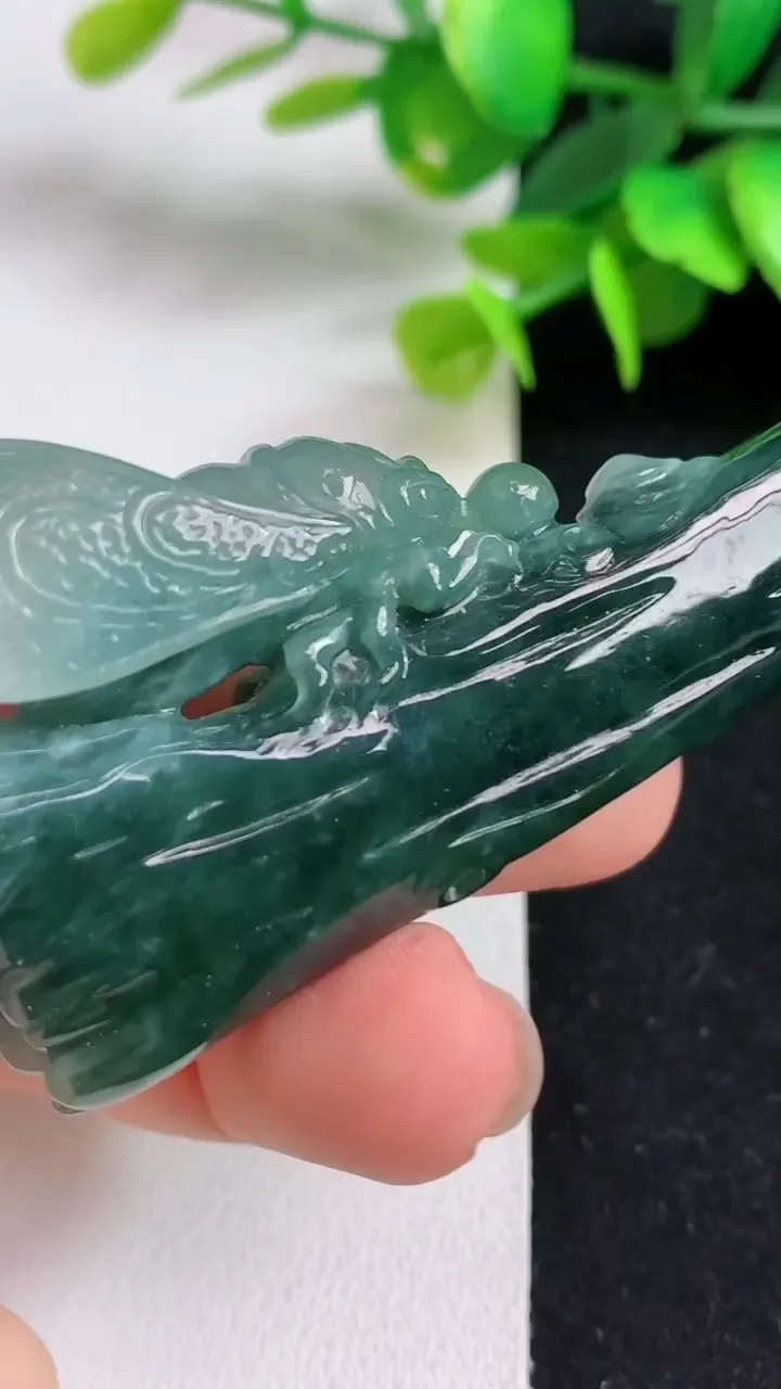 天然A货翡翠枯木逢春吊坠，尺寸61-30.7-11，重量:35.86g
5月5日