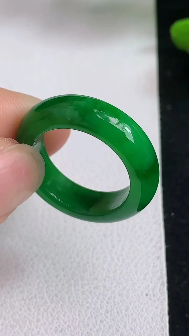 天然A货翡翠指环戒指，尺寸17.4-6-3.7，重量:4.37g2025年5月5日
工厂直销收藏佳品,种好水足，色泽均匀，有种有色，上手高大气！
