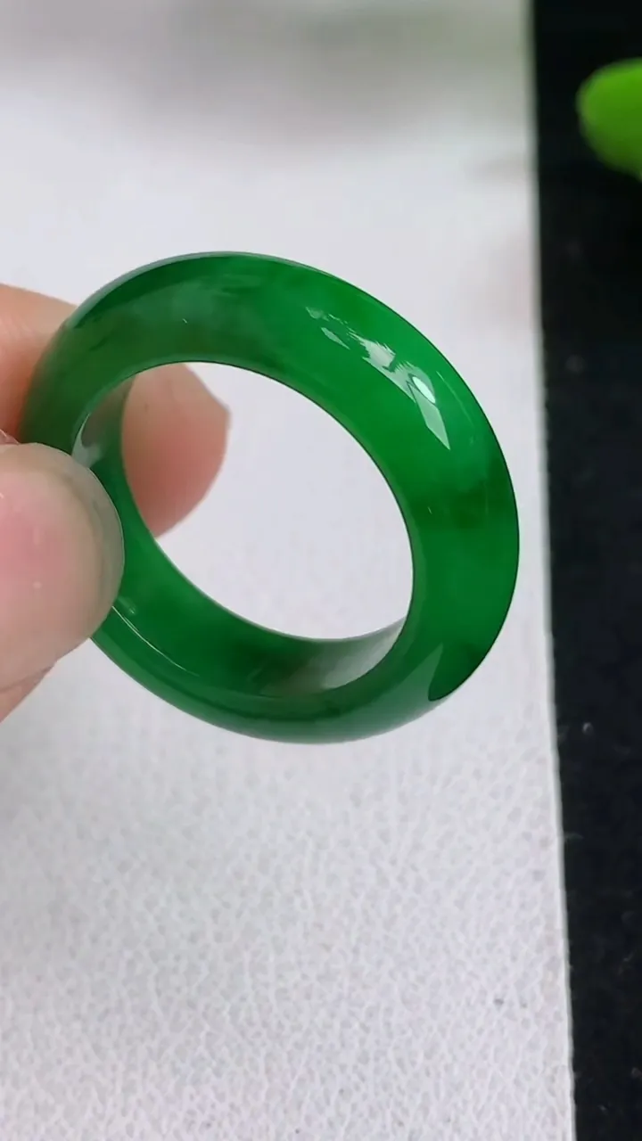 天然A货翡翠指环戒指，尺寸17.4-6-3.7，重量:4.37g2025年5月5日
工厂直销收藏佳品,种好水足，色泽均匀，有种有色，上手高大气！