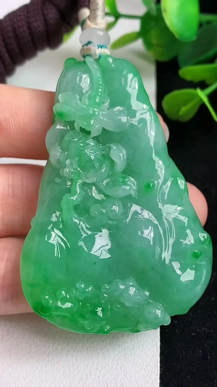 天然A货翡翠荷叶鱼吊坠，尺寸59.6-42.3-10，重量:46.05g
5月5日