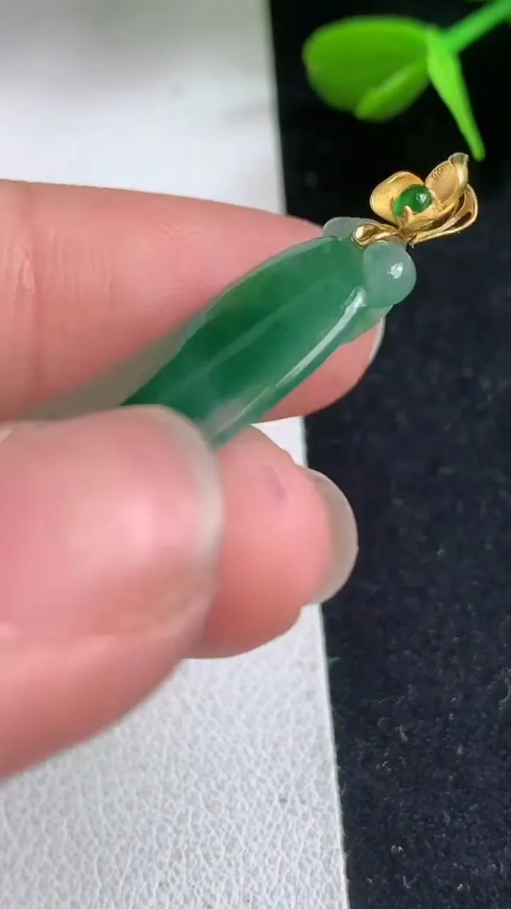 天然A货翡翠福瓜吊坠，尺寸35.8-15-4.2，重量:4.20g
5月5日