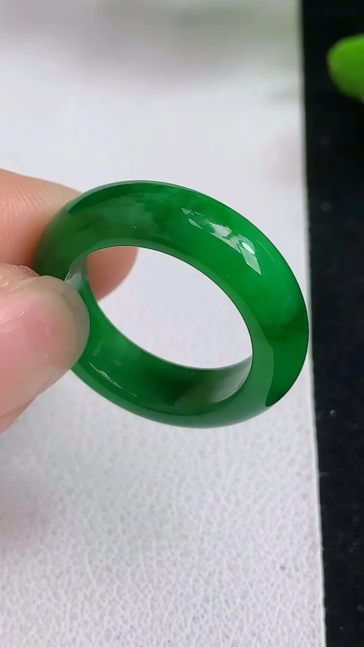 天然A货翡翠指环戒指，尺寸17.4-6-3.7，重量:4.37g2025年5月5日
工厂直销收藏佳品,种好水足，色泽均匀，有种有色，上手高大气！