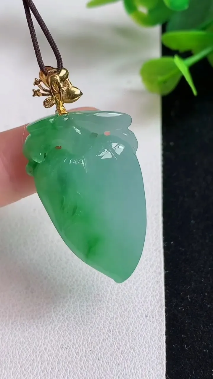 天然A货翡翠福瓜吊坠，尺寸33.4-18.7-11.4，重量:12.17g
5月5日