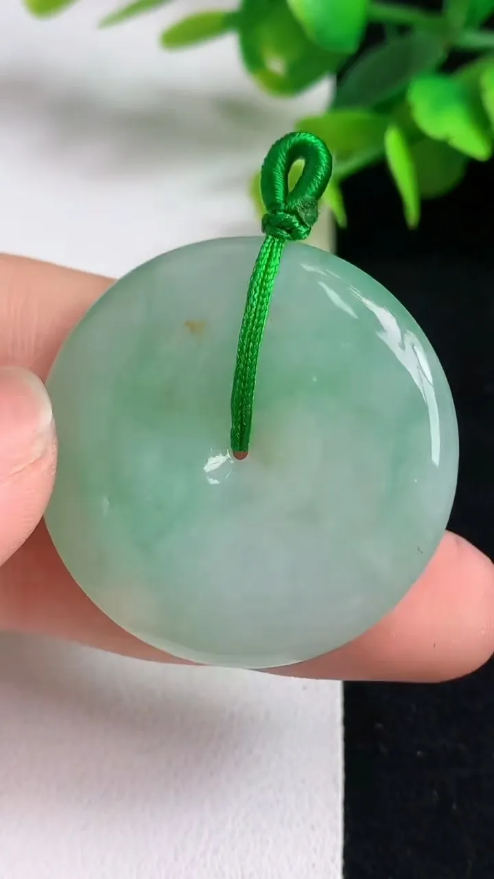 天然A货翡翠平安扣吊坠，尺寸35-6，重量:15.08g
5月5日