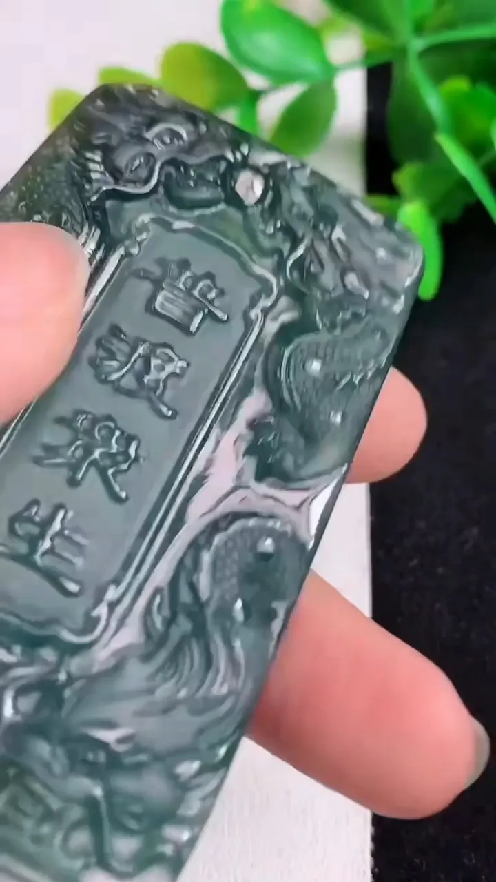天然A货翡翠蓝水双彩九龙至尊 观音菩萨吊坠，尺寸69-49-7.3，重:41.10g
5月5日