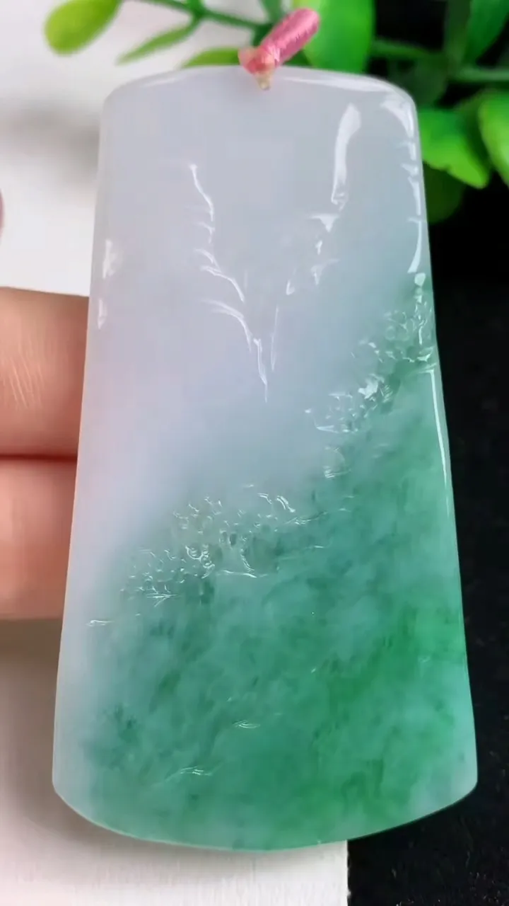天然A货翡翠山水牌吊坠，尺寸72.5-40.2-5，重量:33.68g
5月5日