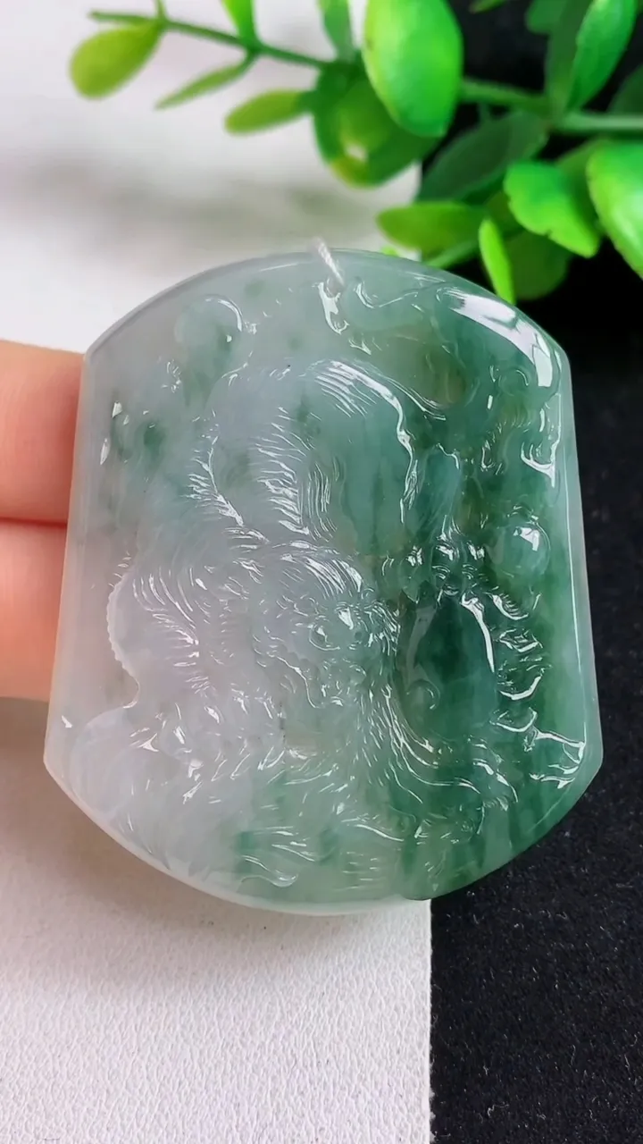 天然A货翡翠飘花生肖虎吊坠，尺寸54.4-45.3-5.5，重量:29.91g
5月5日