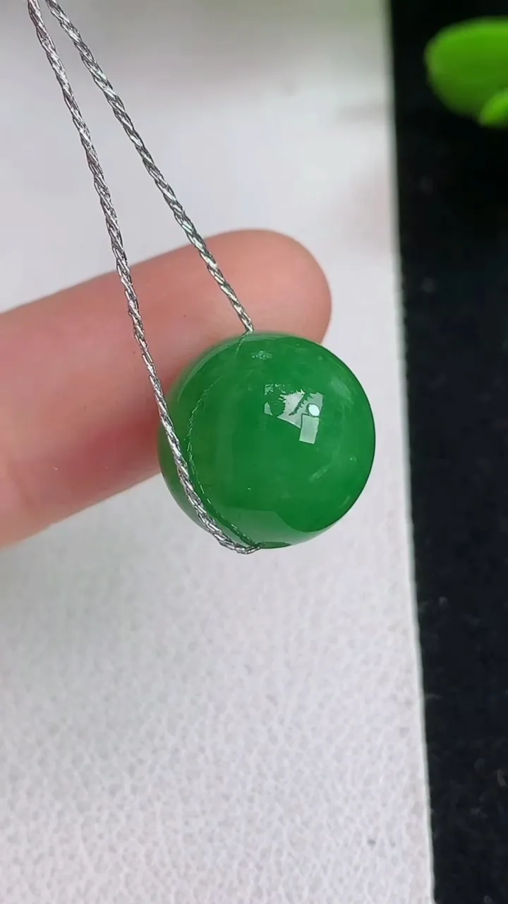 天然A货翡翠圆珠吊坠，尺寸12.4，重量:3.30g5月5日
工厂直销收藏佳品,种好水足，色泽均匀，