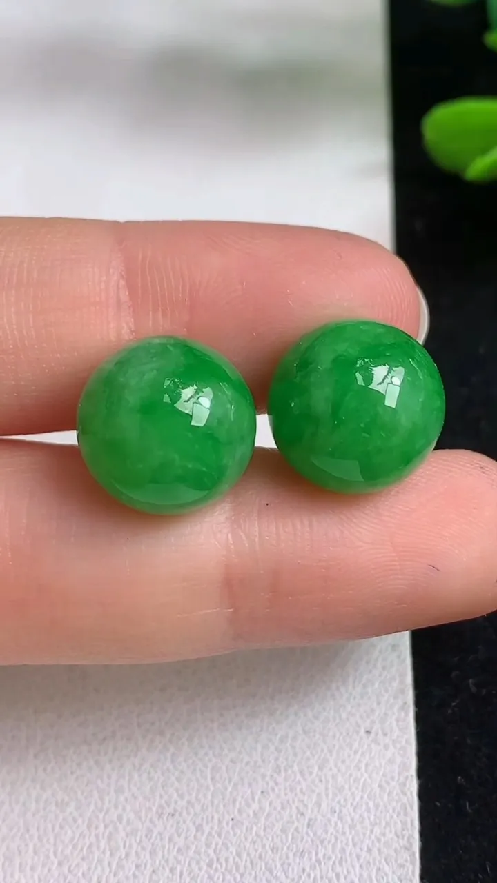 天然A货翡翠圆珠一对，尺寸12.6，重量:6.88g
5月5日